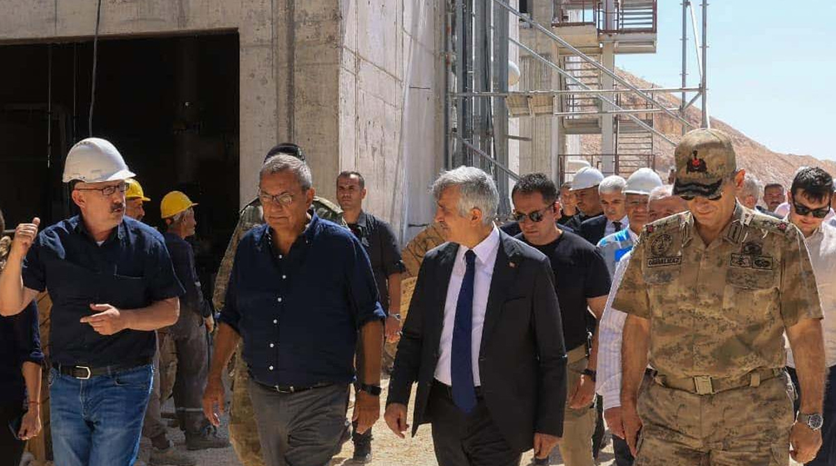 Kahramanmaraş Valisi Mükerrem Ünlüer başkanlığındaki il protokolü, KÇS Kipaş Kireç Fabrikası'nı ziyaret ederek tesiste yürütülen üretim faaliyetleri ve çevre odaklı yatırımlar hakkında bilgi aldı