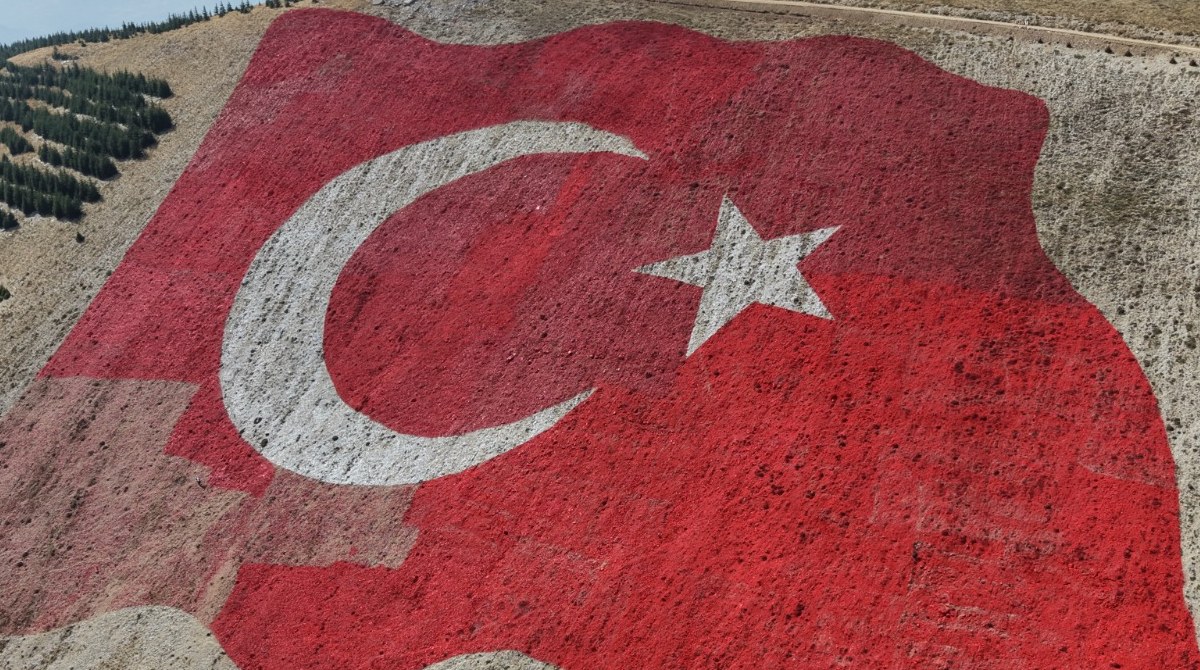 Dünyanın En Büyük Türk Bayrağı Ahır Dağı'nda Yeniden Eski Görkemine Kavuştu